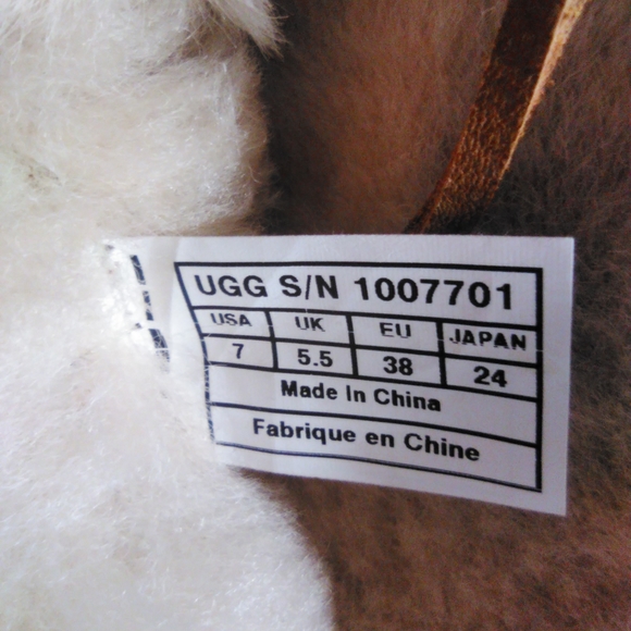 Woman's UGGs 7 - Picture 3 of 7